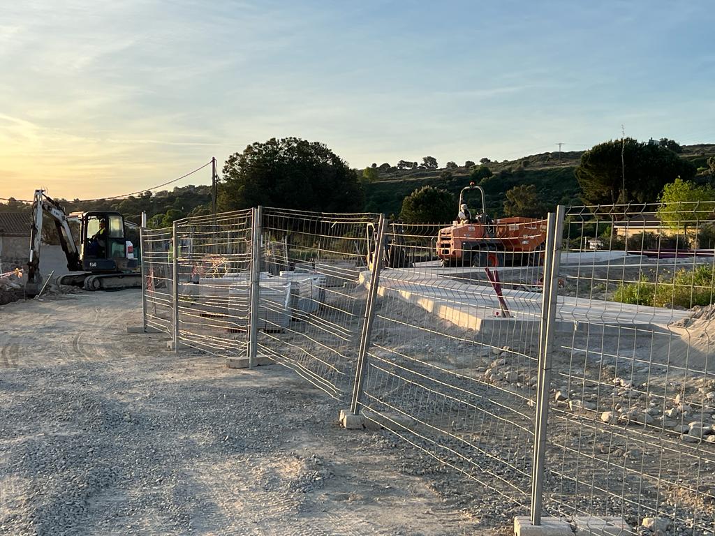 🔵Intento de robo frustrado ayer en la obra de la urbanización de La Bamba.

➡️Un individuo intentó apropiarse de maquinaria, pero salió huyendo gracias a un vecino.

👉Es el segundo robo que se produce en la obra, por lo que la empresa ha reforzado las medidas de seguridad.