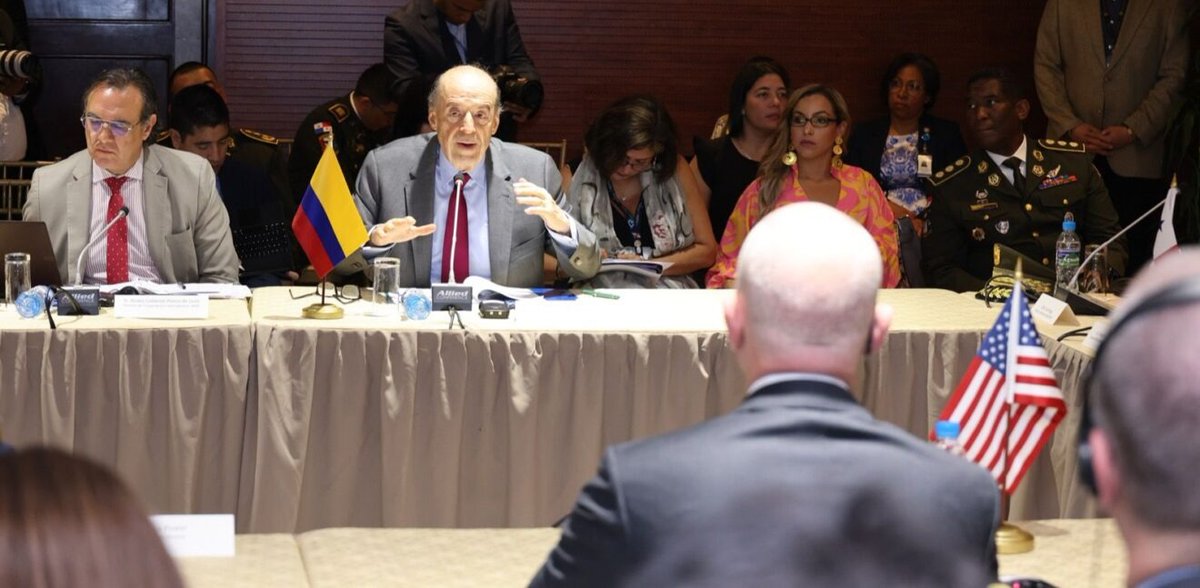 El flujo de migrantes a través de la selva del Darién hizo que el pasado 11 de abril se reunieran representantes del Gobierno de Colombia🇨🇴, Panamá🇵🇦 y EEUU🇺🇸 en Ciudad de Panamá.

El objetivo: combatir a las redes de tráfico de personas y mejorar la seguridad de los migrantes.