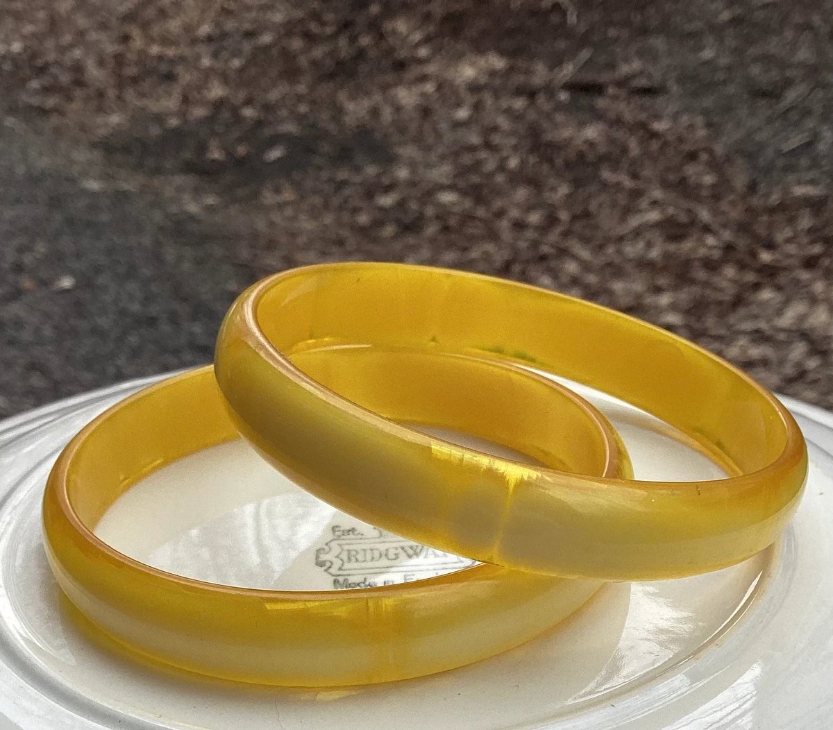 CA$49.00
Vintage creamy yellow Lucite Bangle #retrojewelry #modfashion #vintageBangle #maximalist #streetwear #crowvanityjewelry #etsyjewelry #springfashion #summertrends #jewelrygifts #promaccessories #weddingaccesories