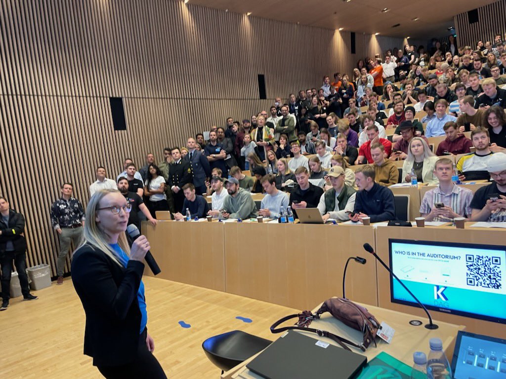 AarhusUni's tweet image. Katrinebjerg Karrieredag (Kdag) - den store karrieremesse for IT-specialister tiltrak i år ca. 1000 gæster, herunder 54 virksomheder. Kdag arrangeres af #AarhusUni og afholdes centralt i IT-byen Katrinebjerg, hvor mere end 2.500 læser på en IT-uddannelse konferencer.au.dk/kdag