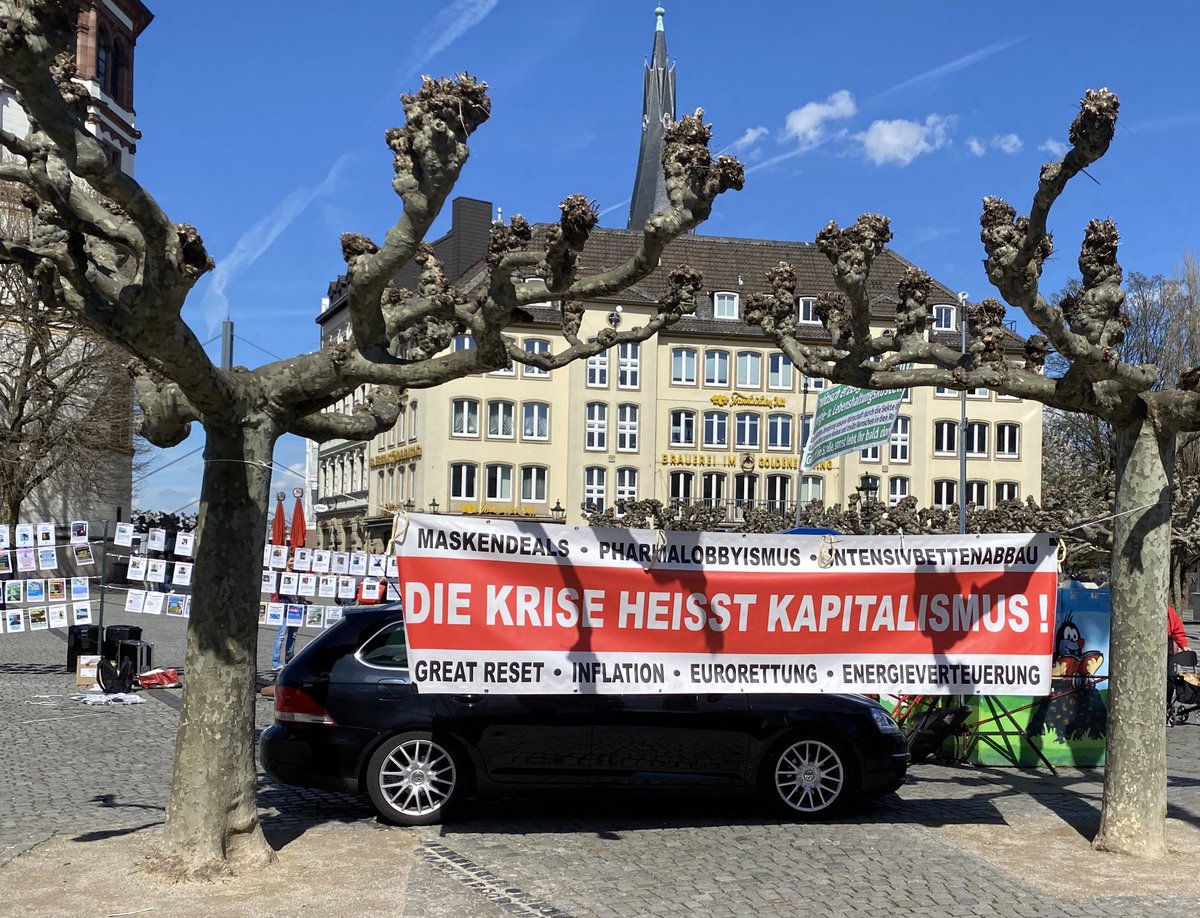 Auf dem Burgplatz in #Düsseldorf wird eine Art Wanderausstellung mit div. Desinformationen, verschwörungsideolog. und extrem rechten Inhalten präsentiert.
Die Ausstellung wird von rechtslastiger Gruppe „NRW erwacht“ (mit)organisiert und soll bis Samstag stattfinden.
#dus1404
1/5