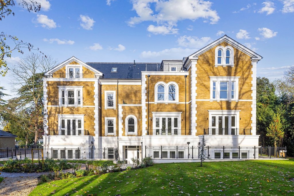 A shining testimonial from recent purchasers at Octagon's latest luxury apartments, Chapel View in East Molesey.

Lovers of period features and classical architectural design, Kevin and Julie were the perfect clients. Read the full testimonial here: lnkd.in/enDrgmU4