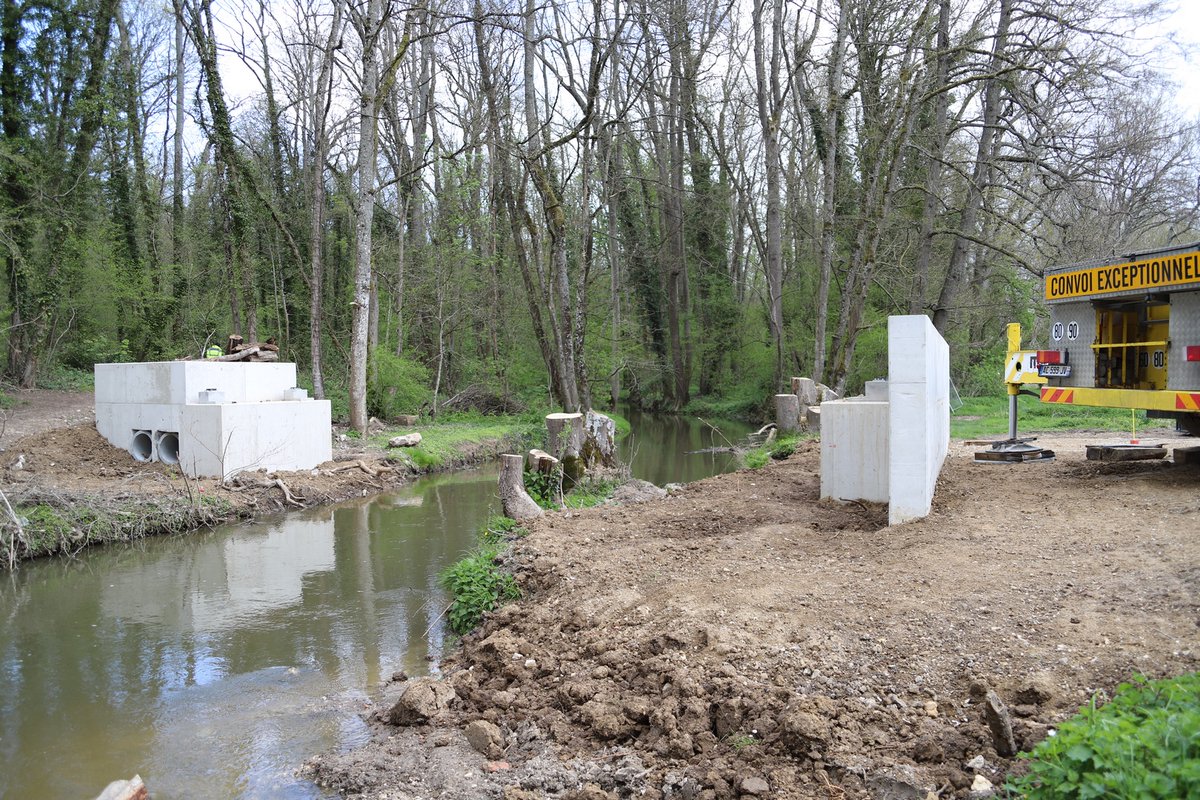AggloMVS's tweet photo. #Travaux🚧Une nouvelle passerelle a été posée dans le cadre de la future liaison douce #Melun - #Maincy. Il s'agit du 3e des 5 franchissements créés pour cette #LiaisonDouce de 8,9 km, permettant de rejoindre, entre autres, le @ChateauVLV depuis Melun🏰
ℹ️ https://t.co/KE5ODqTw8Q https://t.co/LHVSOIBH0o