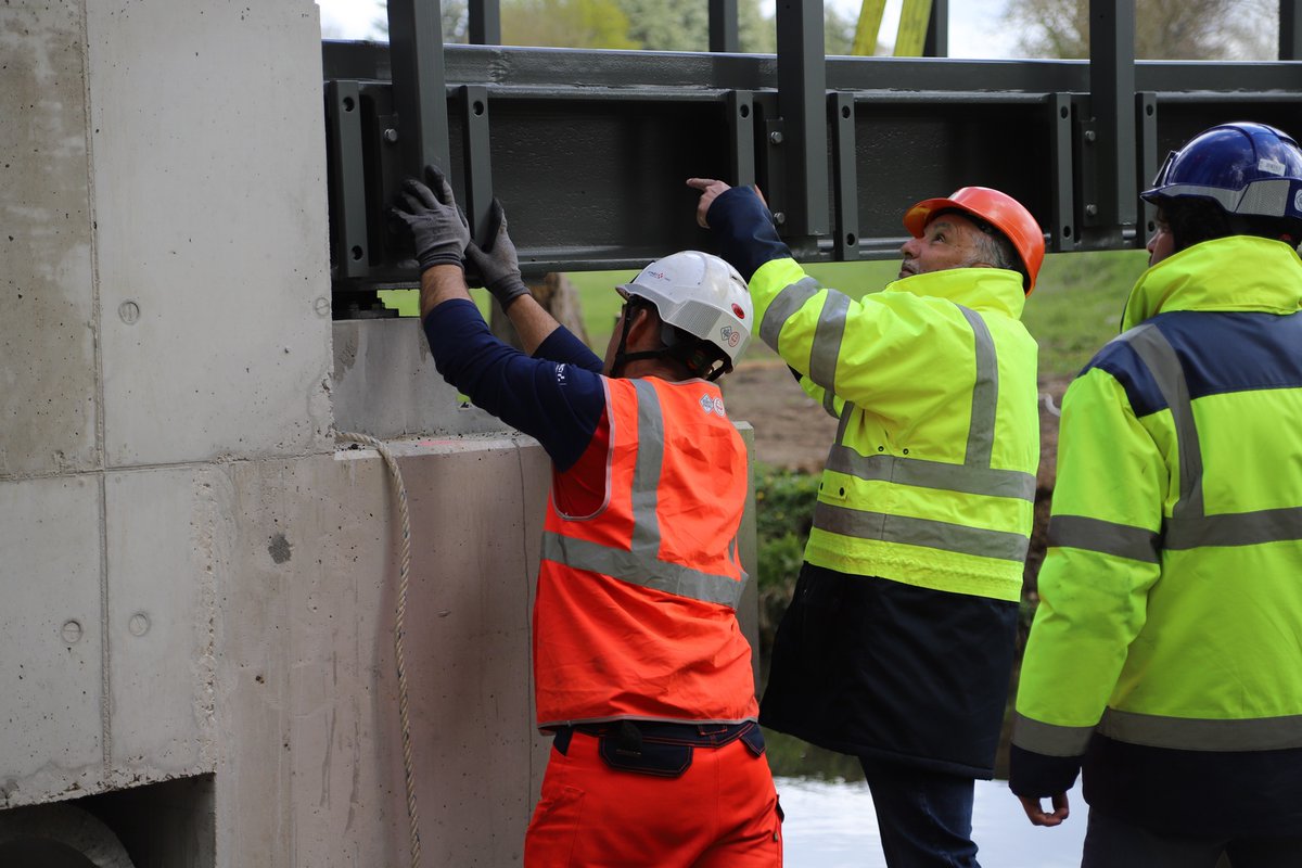 AggloMVS's tweet photo. #Travaux🚧Une nouvelle passerelle a été posée dans le cadre de la future liaison douce #Melun - #Maincy. Il s'agit du 3e des 5 franchissements créés pour cette #LiaisonDouce de 8,9 km, permettant de rejoindre, entre autres, le @ChateauVLV depuis Melun🏰
ℹ️ https://t.co/KE5ODqTw8Q https://t.co/LHVSOIBH0o