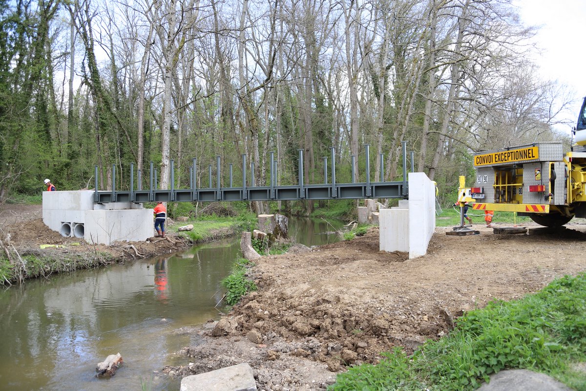 AggloMVS's tweet photo. #Travaux🚧Une nouvelle passerelle a été posée dans le cadre de la future liaison douce #Melun - #Maincy. Il s'agit du 3e des 5 franchissements créés pour cette #LiaisonDouce de 8,9 km, permettant de rejoindre, entre autres, le @ChateauVLV depuis Melun🏰
ℹ️ https://t.co/KE5ODqTw8Q https://t.co/LHVSOIBH0o