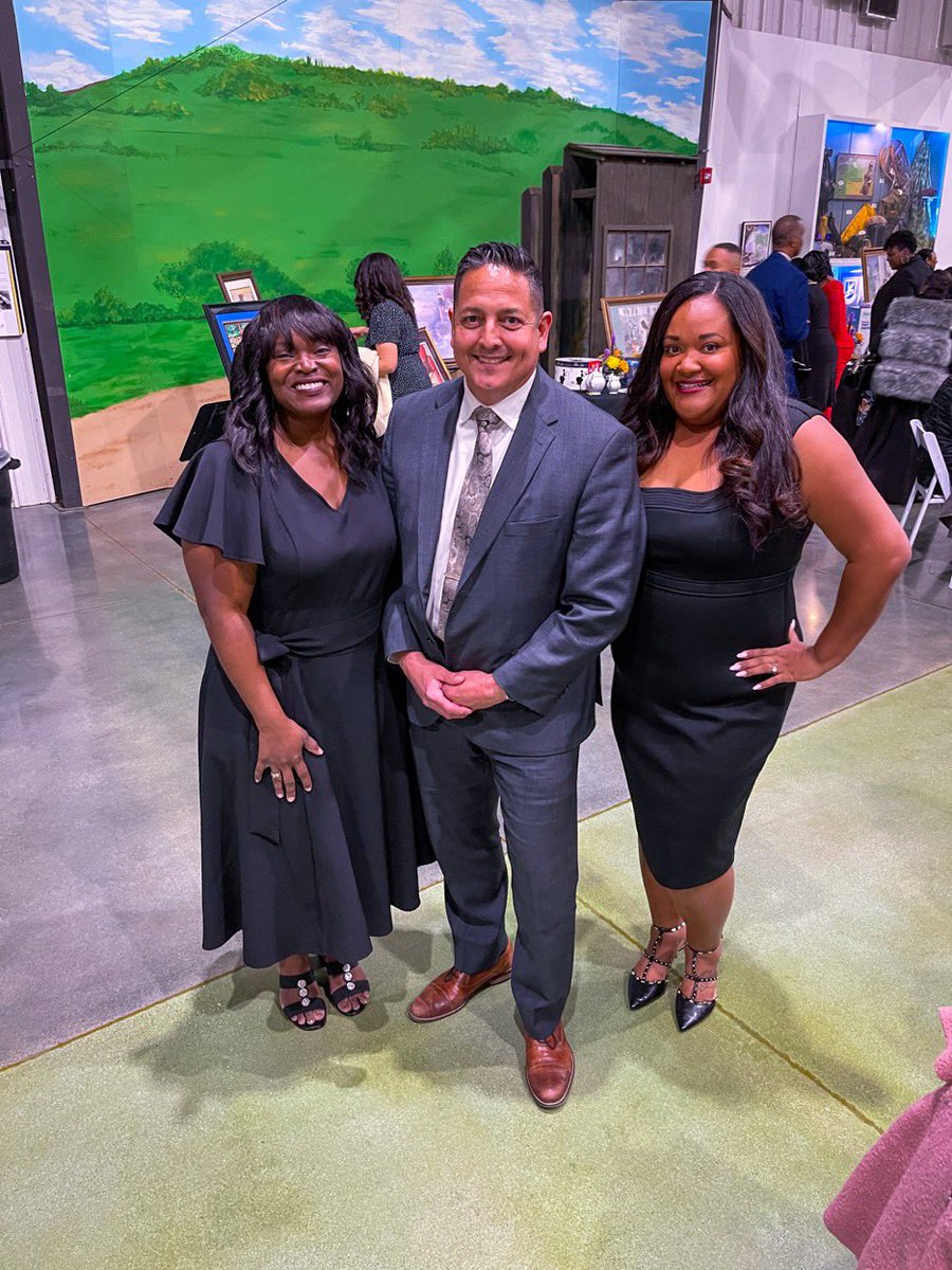 lynettewsocial's tweet photo. Still on a ☁️ of happiness and joy 🥰
TY @DrJudyWhite_OSB &amp; MOSAIC Legacy for awarding me with the 2023 Inclusivity Excellence Award! ❤️

Special TY to my forever mentor @JerryAlmendarez for coming out on a school night to support me 🤗

@BanningUnified https://t.co/3RWxBMeU8T