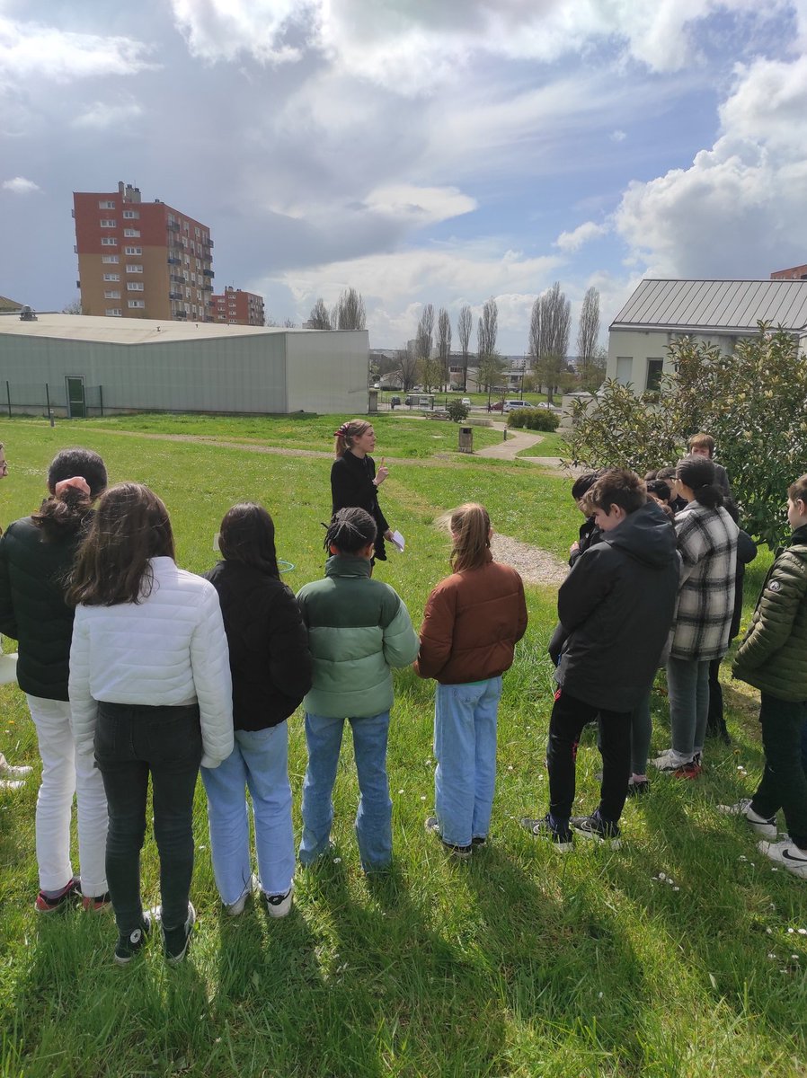 DamienEcu's tweet photo. Travailler les compétences psychosociales et le vivre ensemble en classe de 6e en heure de vie de classe. Le moment de restitution des qualités et des centres d'intérêts des autres a été compliqué pour certains ! @clgannefrank https://t.co/xYwC9fFGOW