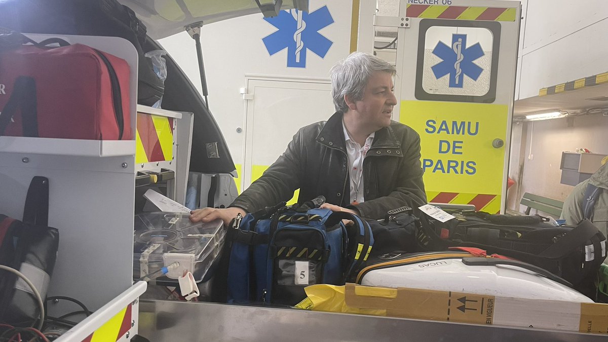 FOAMecmo's tweet photo. 🚑 At #ParisRescue @LionelLamhaut shows @samudeparis mobile car &amp; #ICU ready to cannulate/initiate #ECPR on streets of Paris! @SAUVLife
📑 checklists/visual protocols
💧pre-primed circuit + backup
⚙️ ECLS machine + gas blender + O2/air
🖥️ monitoring tools
🎈#REBOA kit
&amp; more! https://t.co/S3p42YuVrx