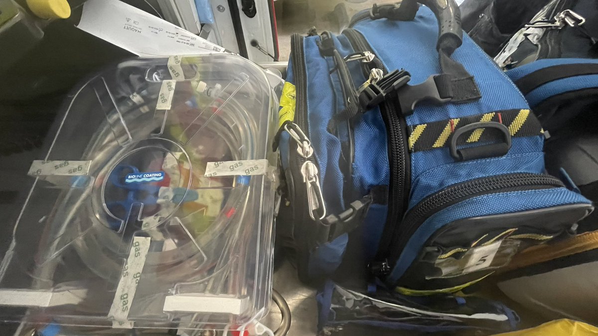 FOAMecmo's tweet photo. 🚑 At #ParisRescue @LionelLamhaut shows @samudeparis mobile car &amp; #ICU ready to cannulate/initiate #ECPR on streets of Paris! @SAUVLife
📑 checklists/visual protocols
💧pre-primed circuit + backup
⚙️ ECLS machine + gas blender + O2/air
🖥️ monitoring tools
🎈#REBOA kit
&amp; more! https://t.co/S3p42YuVrx