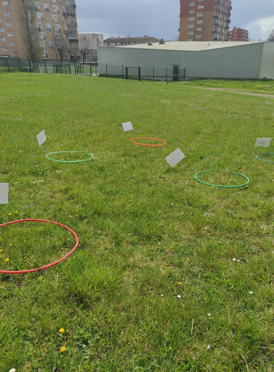 DamienEcu's tweet photo. Travailler les compétences psychosociales et le vivre ensemble en classe de 6e en heure de vie de classe. Le moment de restitution des qualités et des centres d'intérêts des autres a été compliqué pour certains ! @clgannefrank https://t.co/xYwC9fFGOW