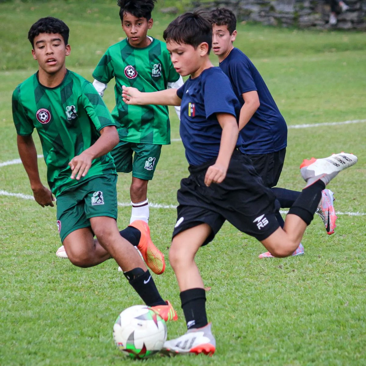 FVF_Oficial's tweet photo. Partido amistoso disputado ante la academia Futuros Vinotinto, en el marco del programa FIFA Coaches on the Ground que estará recorriendo cada estado del territorio nacional. 👦🏻⚽🇻🇪 https://t.co/f6KcvvFent