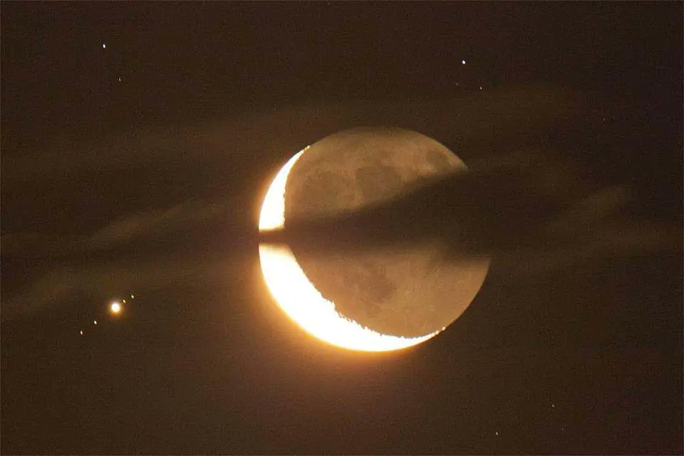 Rainmaker1973's tweet photo. In this neat picture, taken in July of  2013 by Juerg Alean, we see a waning moon with Jupiter and the four Galilean moons: Callisto, Ganymede, Io, and Europa 

[source, read more: https://t.co/8GdhQPdRZj] https://t.co/Qmuq9kHIuZ