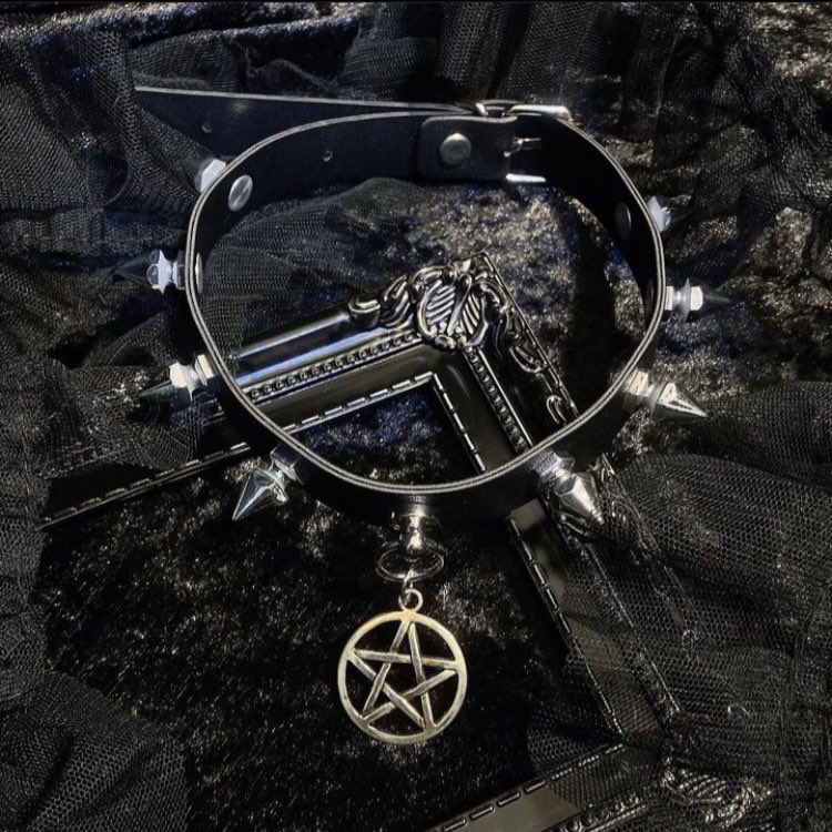 minplume109's tweet photo. 🖤⛓️🖤⛓️🖤⛓️🖤⛓️🖤⛓️🖤⛓️🖤

〜大人気チョーカー通販開始〜

種類豊富なチョーカーはコーデのアクセントにピッタリ！✨

何個持ってても飽きないのがチョーカーの魅力❤️‍🔥

その日の気分に合わせてつけてみては…💭

#池袋アルタ #minplume #パンクファッション #地雷系ファッション　#地雷系女子 https://t.co/AW4vqKaLkQ