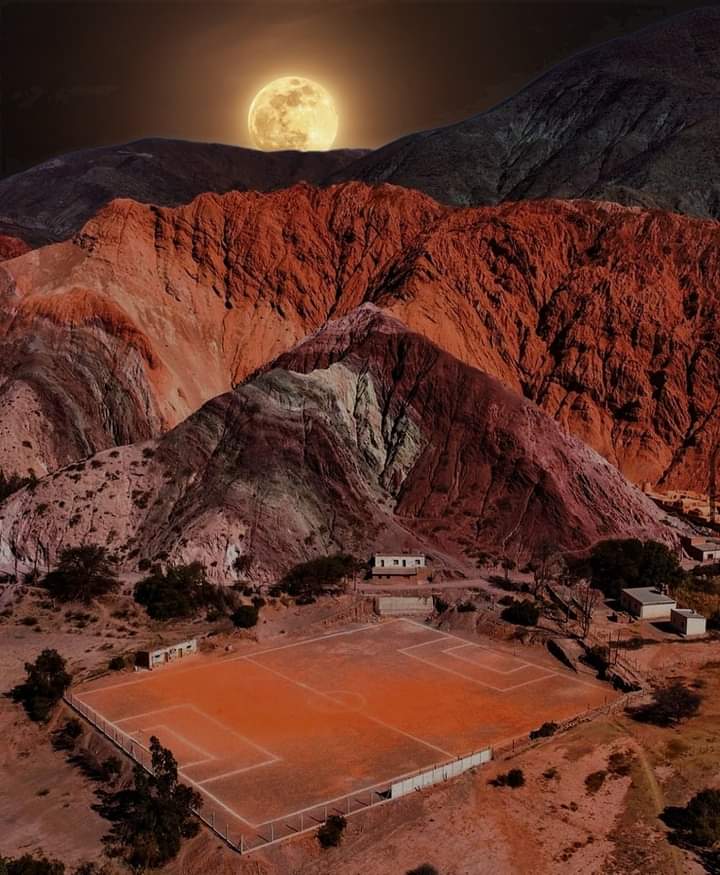 La cancha de fútbol de Purmamarca rodeada de paisajes únicos es viral en redes sociales