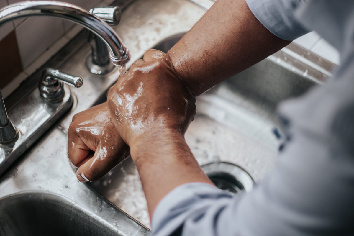 AMSUganda's tweet photo. Are you still prioritizing washing your hands or you are waiting for another pandemic? Every day we touch things that harbor germs, bacteria and viruses. Washing hands can keep you healthy and prevent the spread of respiratory and diarrheal infection. #washingyourhands https://t.co/MlmUd375R7