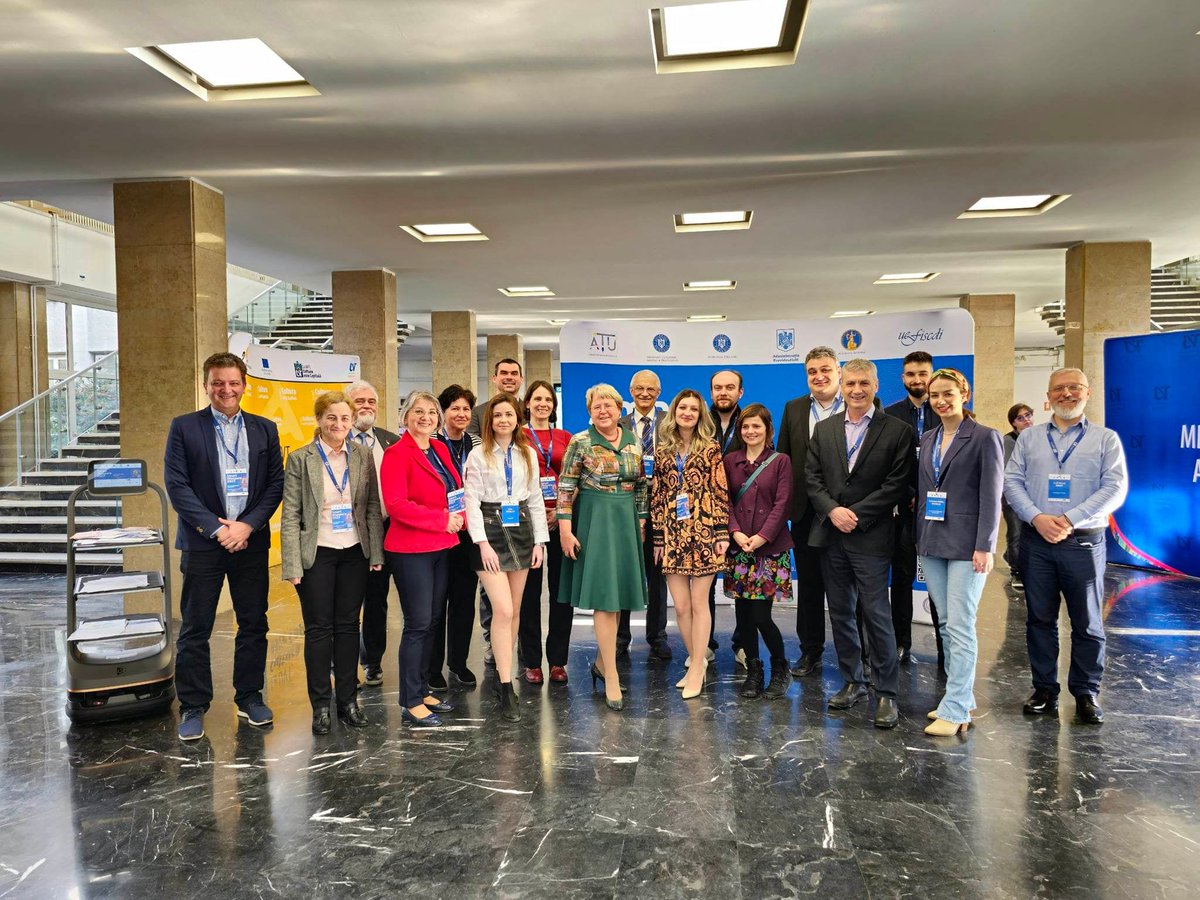 HosmartAI's tweet photo. 🔙10-13 April
🎓@EFMI participating in Smart Diaspora 2023
⚕️with #HosmartAI presentation!
Diaspora gathered 1300 participants, 38 workshops, connecting Romanian #researchers from all over the world. 

#healthcare #ai https://t.co/BouFbx2Qlg