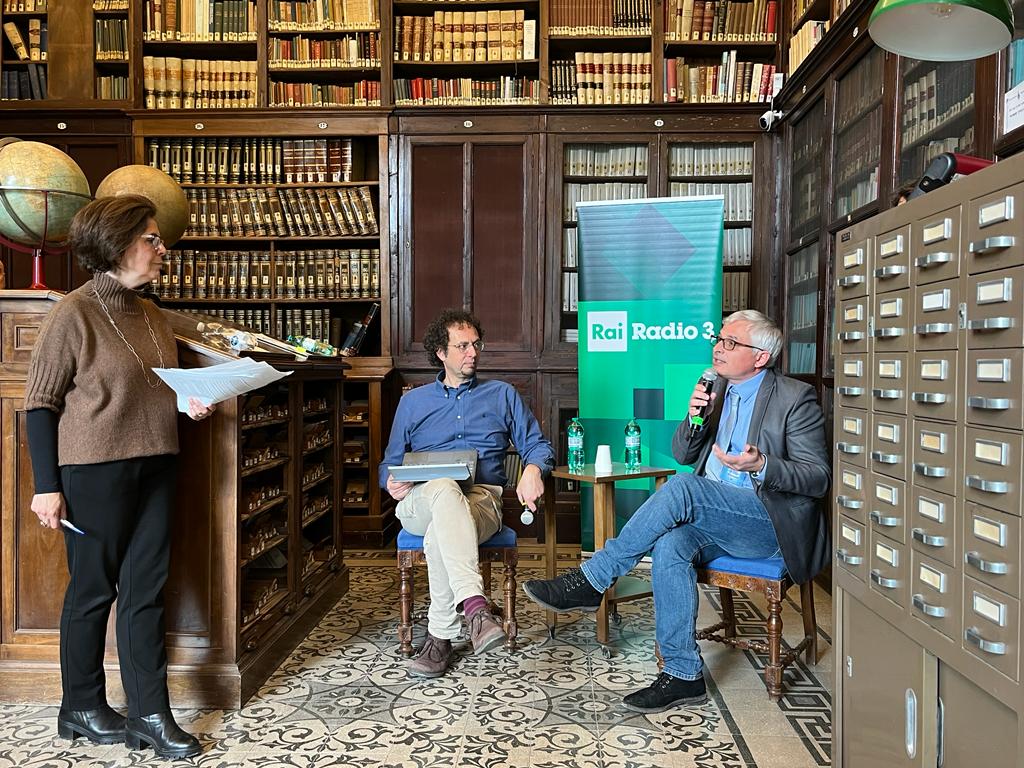 Radio3tweet's tweet photo. L'intreccio tra cartografia e politica, la crisi climatica e la #geografia, le passeggiate urbane tra parkour e crostate. Una puntata speciale nella Giornata internazionale della geografia per ricordarci che il nostro destino è un puntino su una mappa. Qui https://t.co/pnPK2efes1 https://t.co/lKOrw4BKqI