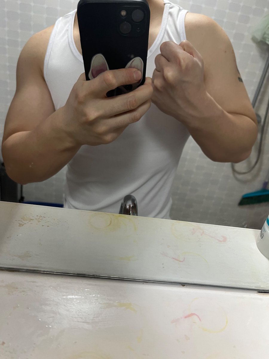 yanhanbbb's tweet photo. 来个京津冀猛的肌肉男较量较量床上摔跤 看谁更猛 https://t.co/d5XGHd4DK0