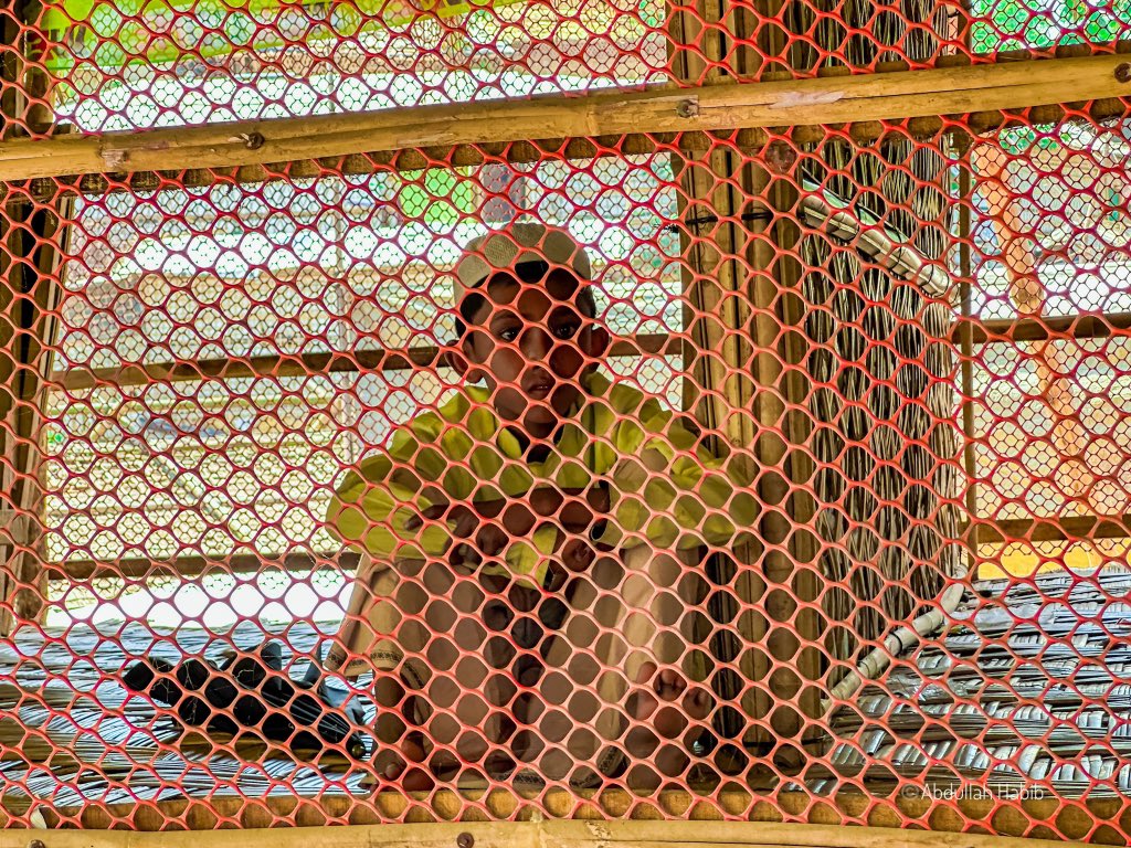 Abdulla_AH7's tweet photo. I am inside the cage and it is my life as I am growing up inside this cage.
#rohingyarefugee #rohingylife #lifeincage #cage #futureless #rohingyacrisis #rohingyacamp #documentaryphotographer #photoexhibition #streetphotographyworldwide #storytellingphotography https://t.co/b0nq6r43hy