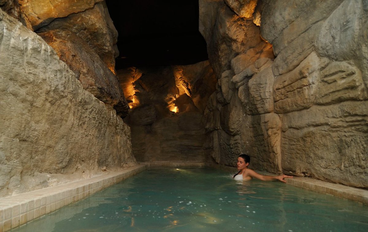El agua sulfurada del Balneario Paracuellos de Jiloca ha sido reconocida tanto por la comunidad científica médica, como por los miles de agüistas que a lo largo de nuestros 175 años han realizado tratamientos en nuestro Balneario. bit.ly/3MIAPAV