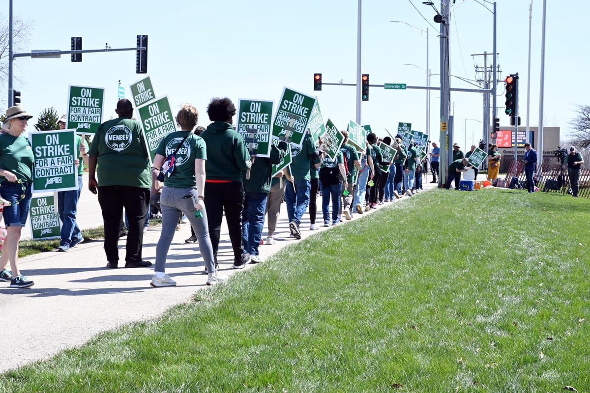 UPI4100atGSU's tweet photo. GSU's big money admin & their expensive lawyer say they won't come to the bargaining table today/ this weekend (Forgot how to work hard?), but UPI memebers, students & supporters WILL be hard at work to get a fair contract and end this strike. Join us! #strikeforgsu #upistrong https://t.co/PYyNEyuLXd