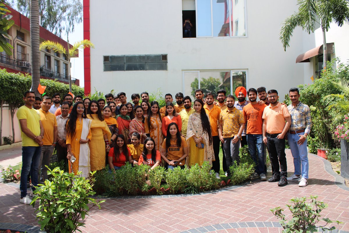 sdeievent's tweet photo. From dressing up in traditional clothes to dancing to bhangra beats, our Baisakhi celebration at the office was a blast. It's always great to take a break from work and enjoy some fun and festivities . #smarTians celebrated #Baisakhi2023 @smartDataIncLtd  #CFG https://t.co/dVDbOEy1i9