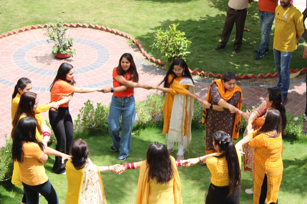 sdeievent's tweet photo. From dressing up in traditional clothes to dancing to bhangra beats, our Baisakhi celebration at the office was a blast. It's always great to take a break from work and enjoy some fun and festivities . #smarTians celebrated #Baisakhi2023 @smartDataIncLtd  #CFG https://t.co/dVDbOEy1i9