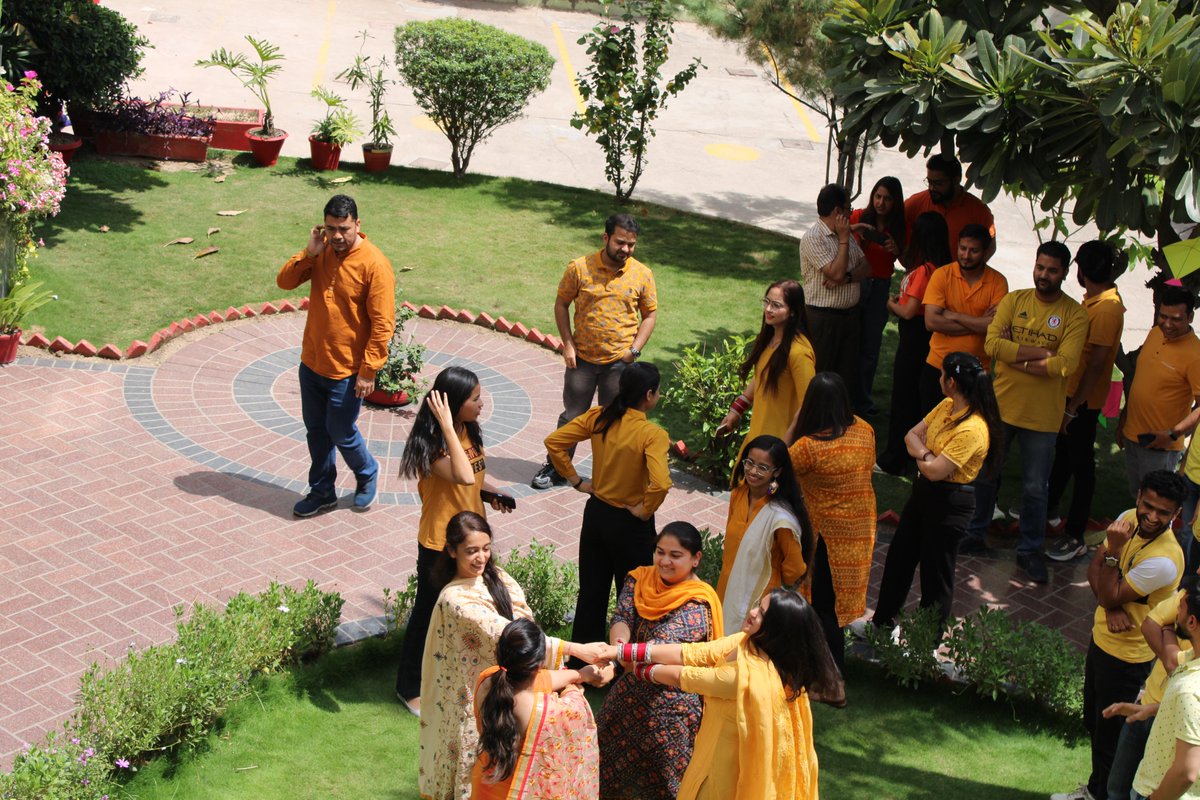 sdeievent's tweet photo. From dressing up in traditional clothes to dancing to bhangra beats, our Baisakhi celebration at the office was a blast. It's always great to take a break from work and enjoy some fun and festivities . #smarTians celebrated #Baisakhi2023 @smartDataIncLtd  #CFG https://t.co/dVDbOEy1i9