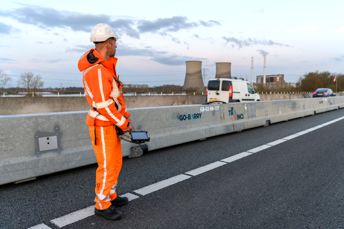 Rijkswaterstaat's tweet photo. Ontmoet Go-Barry, een slimme beweegbare verkeersbarrière van 200 meter die op afstand bestuurbaar is. We zetten dit innovatieve apparaat in samenwerking met @BoskalisNL voor het eerst in. Een wereldwijde primeur! 😀 
Lees hier meer! 👉 https://t.co/QY163tdfi2

📸 Studio Retouched https://t.co/AbE5Nwvdzv