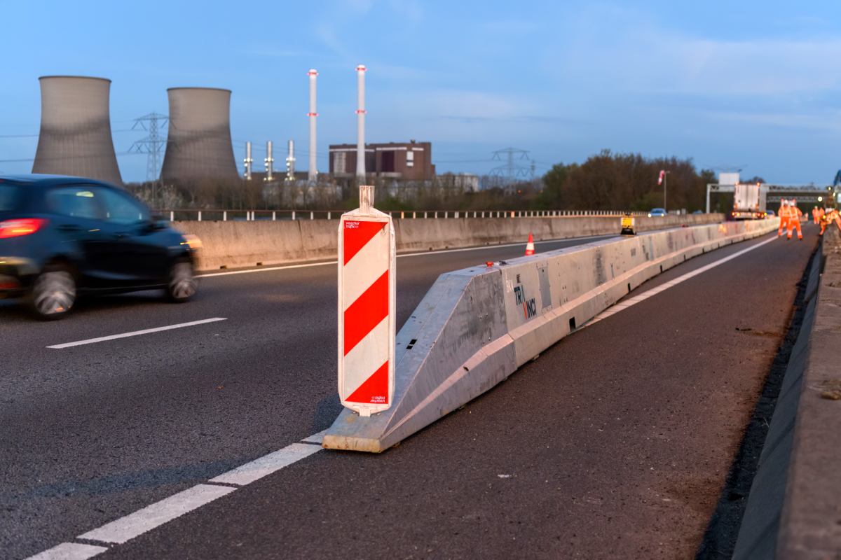 Rijkswaterstaat's tweet photo. Ontmoet Go-Barry, een slimme beweegbare verkeersbarrière van 200 meter die op afstand bestuurbaar is. We zetten dit innovatieve apparaat in samenwerking met @BoskalisNL voor het eerst in. Een wereldwijde primeur! 😀 
Lees hier meer! 👉 https://t.co/QY163tdfi2

📸 Studio Retouched https://t.co/AbE5Nwvdzv