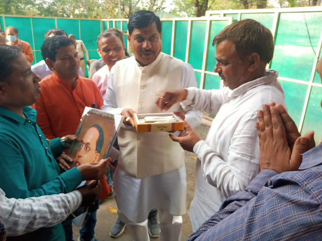 आज भोपाल निवास पर प्रदेश भर से आए अतिथि विद्वानों के साथ संविधान शिल्पी और हम सब के प्रेरणा स्त्रोत डॉ भीमराव जी अम्बेडकर 'बाबा साहब' का जन्म दिवस मनाया।इस अवसर पर अतिथि विद्वानों की समस्या को भी सुना।

<a href="/BJP4India/">BJP</a> <a href="/BJP4MP/">BJP Madhya Pradesh</a> <a href="/ChouhanShivraj/">Shivraj Singh Chouhan</a> <a href="/highereduminmp/">Higher Education Department, MP</a> <a href="/PMuralidharRao/">P Muralidhar Rao</a>