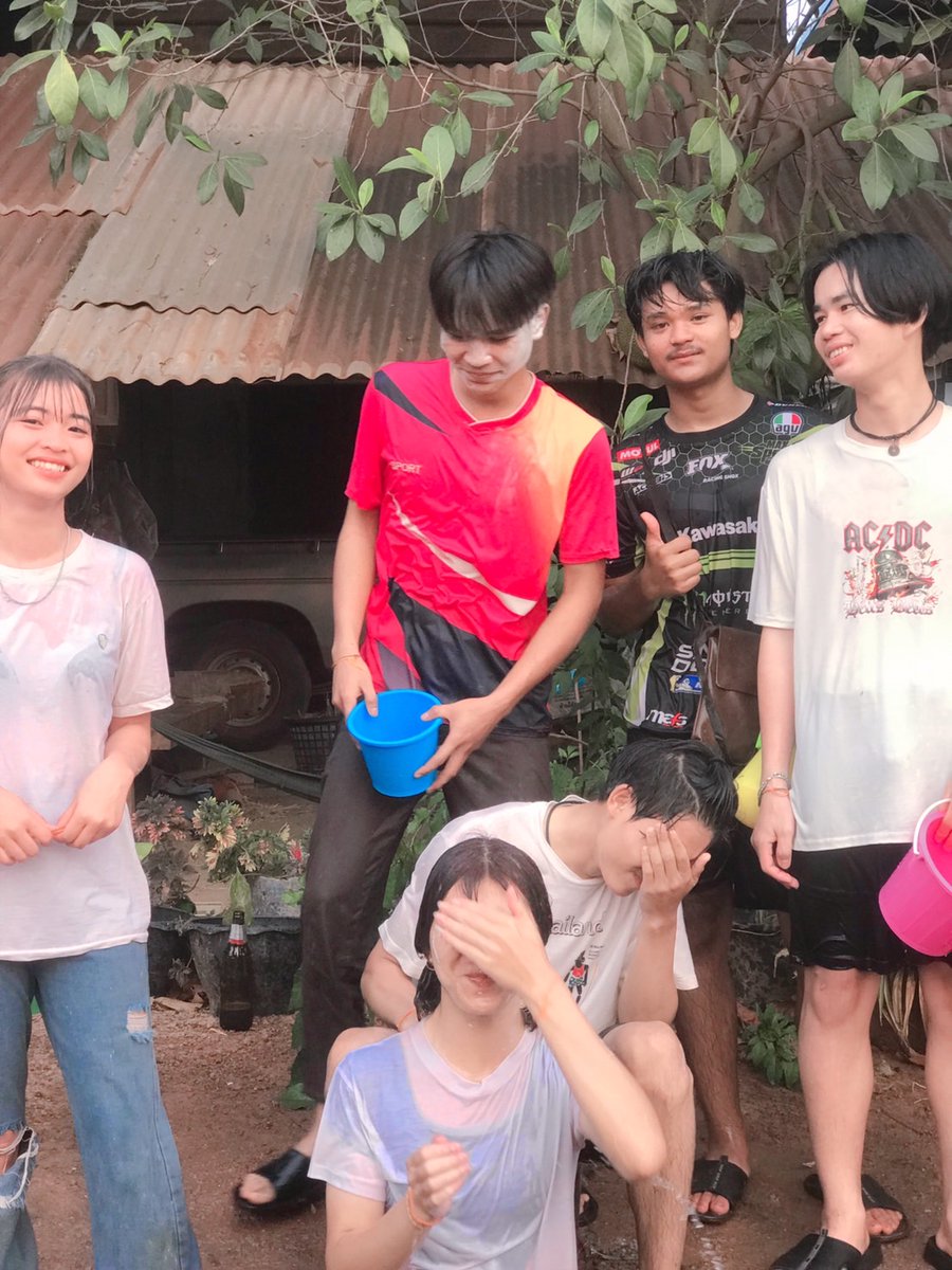 w_akes's tweet photo. สงกรานต์แล้ว อยากไปเล่นน้ำที่ห้องเธอ🤭🤍 https://t.co/uHHKqtR4ji