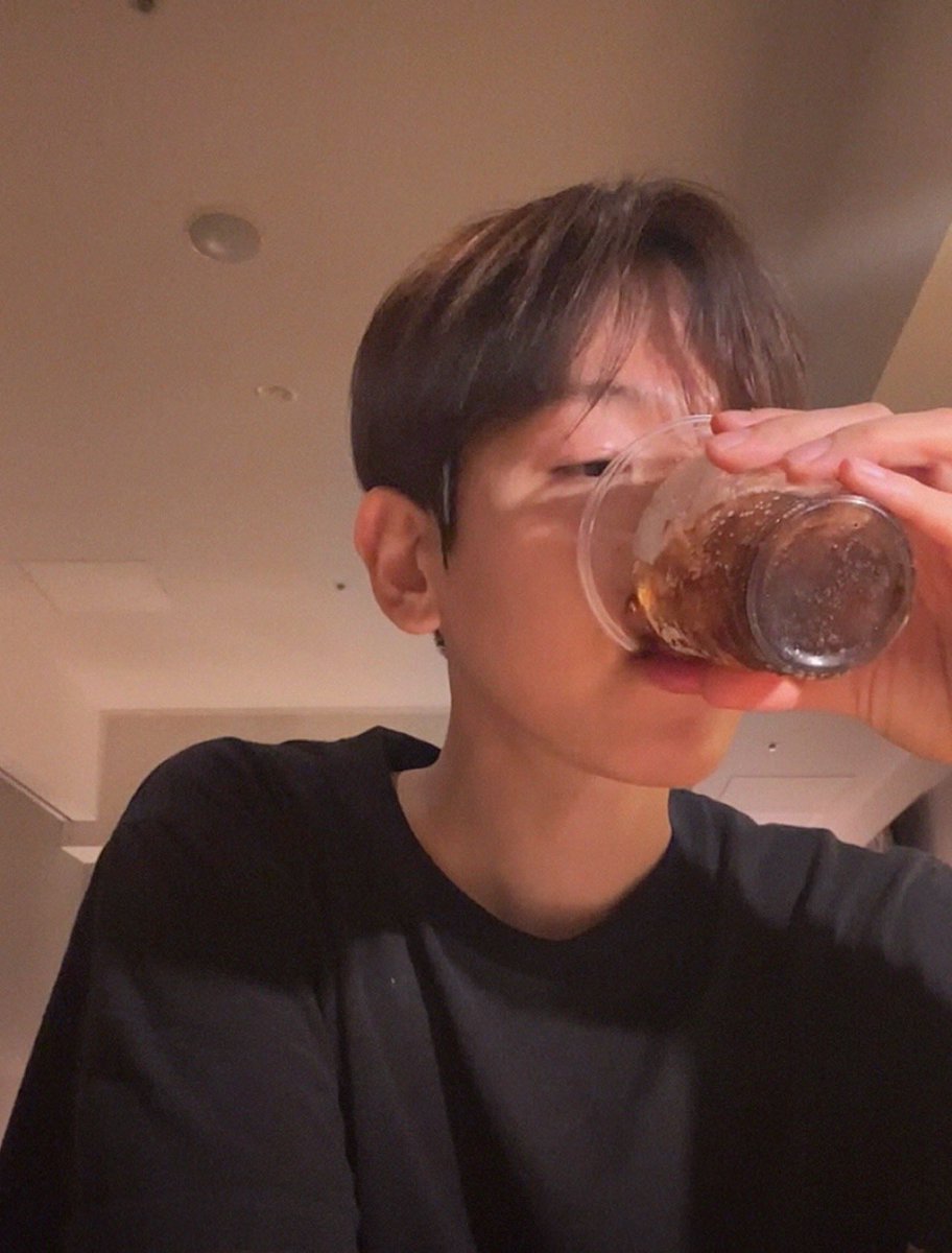 evershiningxbbh's tweet photo. 아 나 저 오빠랑 눈 마주쳤어 https://t.co/klI5Wln7AS