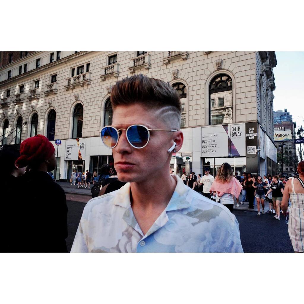 6 pix from this week.

.
.
.
.
.
.
.
#streetphotography #streetphotographyinternational #ricohgr2 #nycspc #streetdreamsmag instagr.am/p/CrBHuSOOsv1/