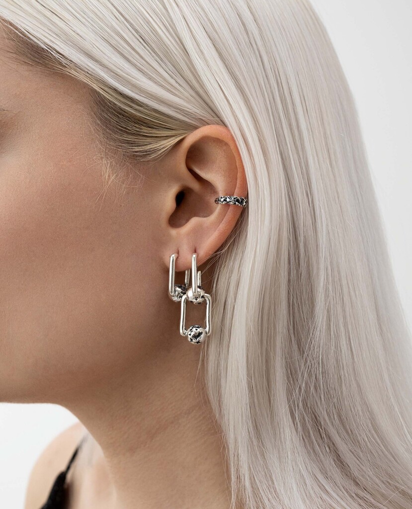 @captive_atelier is named after a body of unfinished sculptures carved by Michaelangelo Buonarroti. Depicting men and women held “captive” in raw marble, they reveal markings made by the artist's hand. Discovered while designer and maker Jade Boutili… instagr.am/p/CrBIFkasqxE/