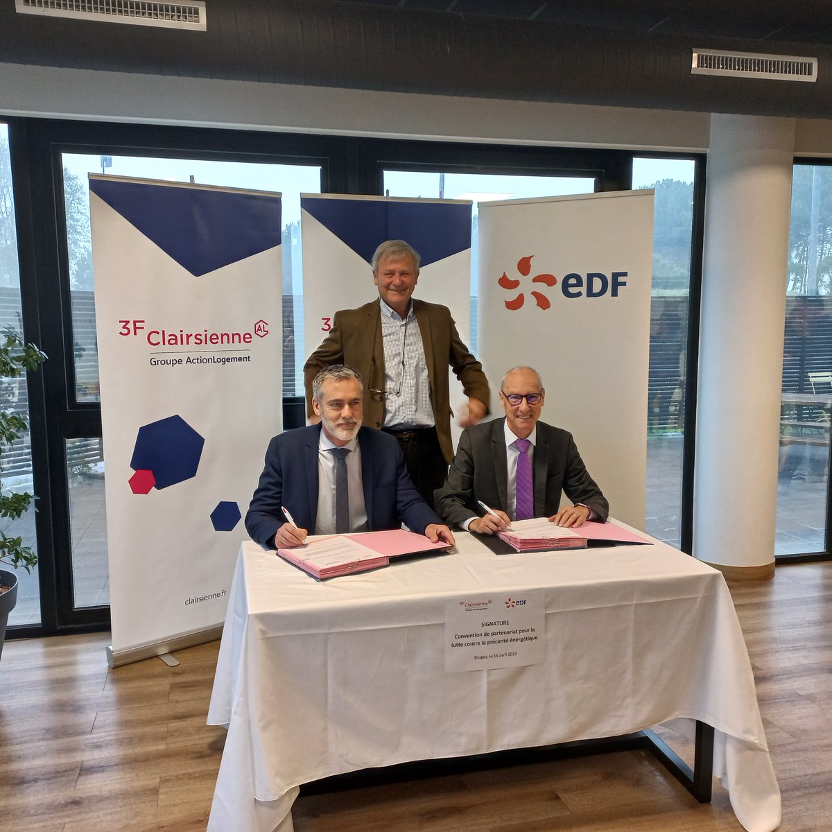 FrancisRiether's tweet photo. @clairsienne @EDF : #partenaire et #solidaire pour lutter contre la précarité énergétique 🍃des #locataires 
Au programme :
✍️#Formation d’#ambassadeurs à la maîtrise de l’#énergie
🧩#Jeux pour sensibiliser aux #écogestes
🔑Accès aux #Services #solidarité d’EDF (Pass EDF) https://t.co/Hyj3Y1E2j1