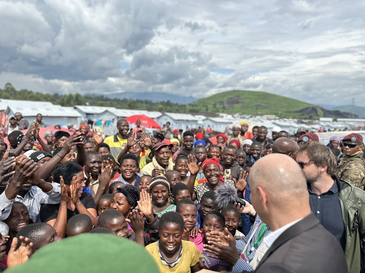 PatrickMuyaya's tweet photo. #RDC : Avec @alain_berset au cœur du camp des déplacés de #Bushagara pour se saisir des conséquences humanitaires incalculables de la barbarie rwandaise. Près de 3000 ménages et 17.268 compatriotes déplacés dans leur propre pays vivent dans ce camp. Le temps de la justice arrive. https://t.co/8yJ8HT8ChP