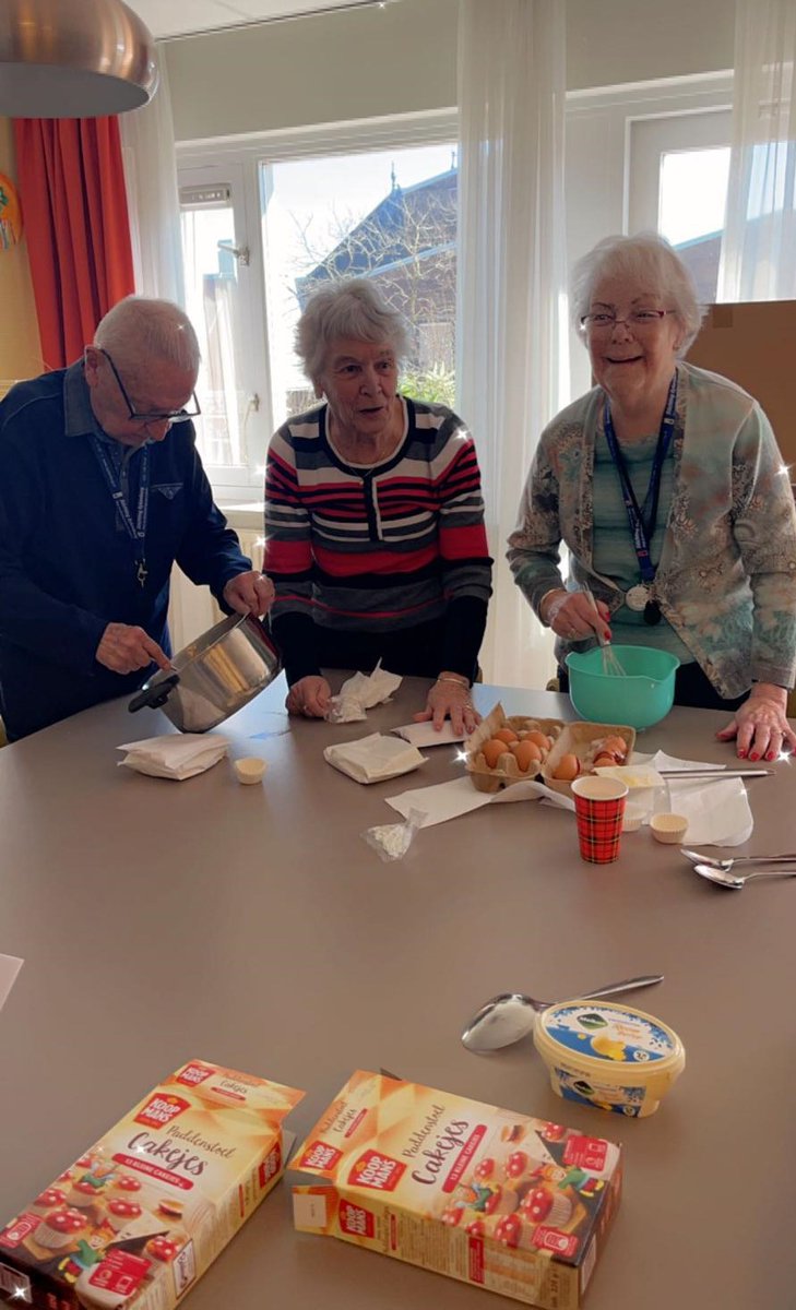 Op onze partnerafdelingen Arkeneel en Klavertje Vier bakten de bewoners samen vol plezier  heerlijke cup cakes. #bakken #ouderenzorg #zorgsector #stichtingeykenburg #gezelligheid #samen