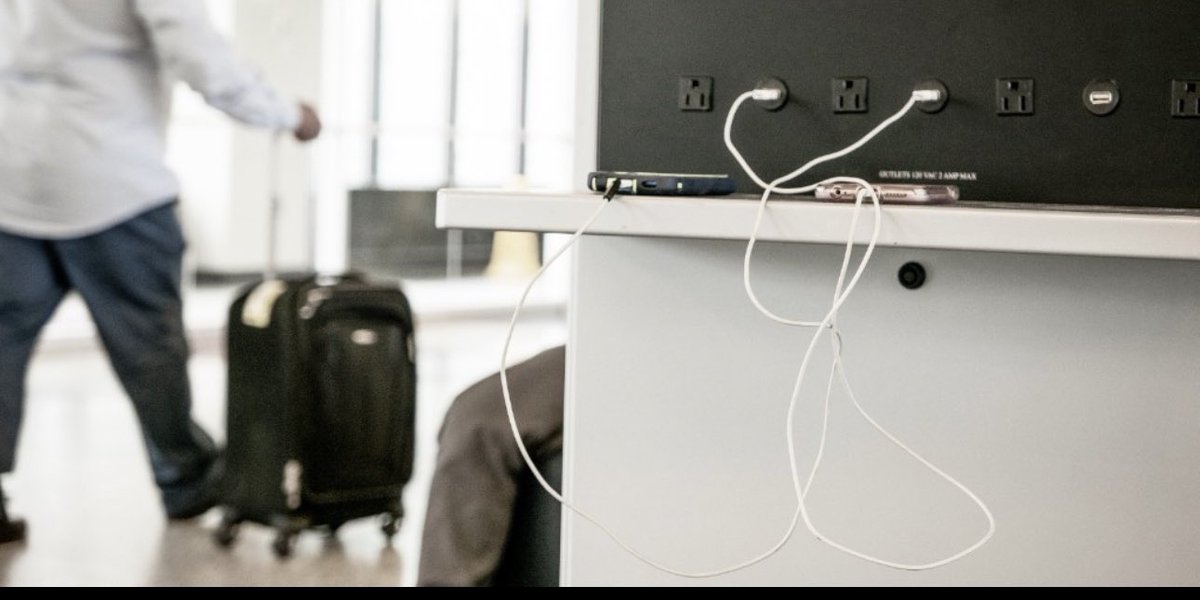 albertofleite's tweet photo. 👀👀👀
De acordo com o FBI, é fundamental evitar o uso de estações de recarga USB gratuitas em locais públicos como aeroportos, hotéis e centros comerciais. Criminosos têm explorado essas portas USB públicas para inserir malwares e softwares de monitoramento nos dispositivos das vítimas. USE seu próprio carregador e cabo USB,
@FBIDenver