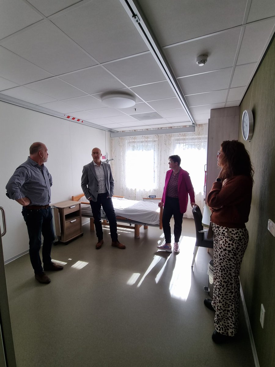 ZeelandinDH's tweet photo. Werkbezoek over physician assistants met @jacquelinevdhil aan SVRZ en @HZUniversity. Ook onderdeel van Wind in de Zeilen, dus @gem_vlissingen was erbij. https://t.co/Ba9iFVLw2b