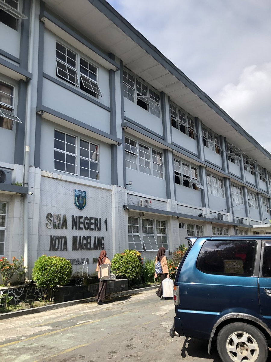 zellaHAHA's tweet image. Kemarin & hari ini menyenangkan, kayak ngonsumsi serum awet muda karena bergaul bareng abege2 SMA haha. Support my husband as Indonesia’s Ambassador for #aseandatascienceexplorers #aseandatascience2023 ! Belom kelar masih ada sesi onlen & mgkn ada SMA lainnya juga 😆