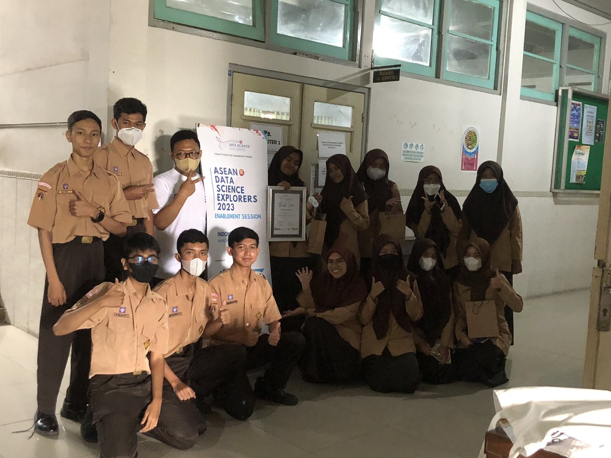 zellaHAHA's tweet image. Kemarin & hari ini menyenangkan, kayak ngonsumsi serum awet muda karena bergaul bareng abege2 SMA haha. Support my husband as Indonesia’s Ambassador for #aseandatascienceexplorers #aseandatascience2023 ! Belom kelar masih ada sesi onlen & mgkn ada SMA lainnya juga 😆