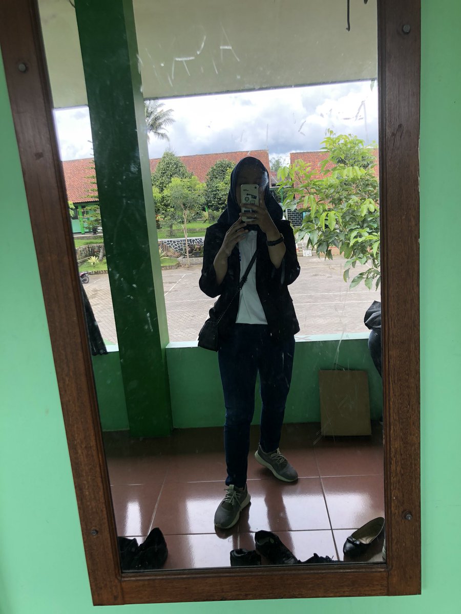zellaHAHA's tweet image. Kemarin & hari ini menyenangkan, kayak ngonsumsi serum awet muda karena bergaul bareng abege2 SMA haha. Support my husband as Indonesia’s Ambassador for #aseandatascienceexplorers #aseandatascience2023 ! Belom kelar masih ada sesi onlen & mgkn ada SMA lainnya juga 😆