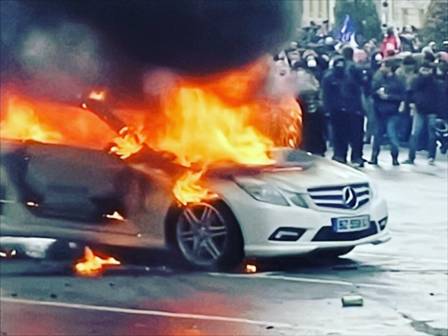 Typically I come to Paris to visit a few Art Exhibitions and on the way to the hotel we drive right through the pensioner riots! #riotsparis #parisriots #parisprotest #parisprotests #parispensionreform #pensionreform #pensionreformfrance #macron #paris instagr.am/p/CrBJNk9oCef/