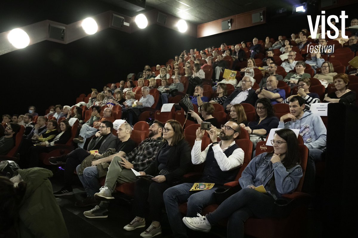 Psssst, pssssst! Que hui s’estrena als cines d’Espanya la pel•lícula “En temporada baja” 
Així que ja teniu pla per a estos dies 
El festival va acollir la preestrena del film en la gala inaugural i ens declarem fans 
<a href="/beginagainfilms/">Begin Again Films</a> #vist #vist2023 #festivalsecine