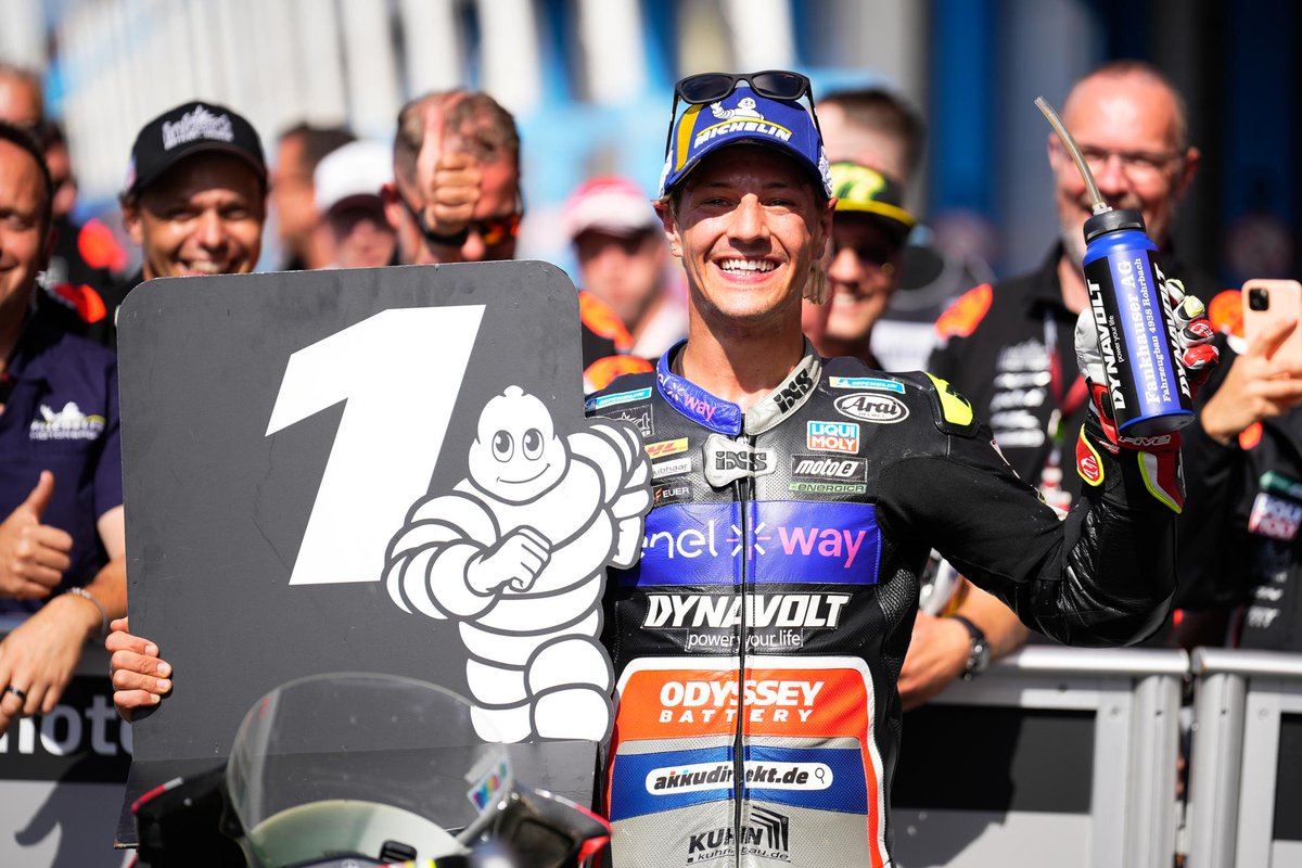 MotoEofficial's tweet image. 🔙🇳🇱 @DomiAegerter77 extended his 2022 #MotoE World Cup points lead by winning an all-time thriller in Race 1 at the Motul TT Assen!

The Swiss nearly crashed at the final lap, but finally managed to end the race ahead of @ericgranado and Casadei! ⚡

#2022recap