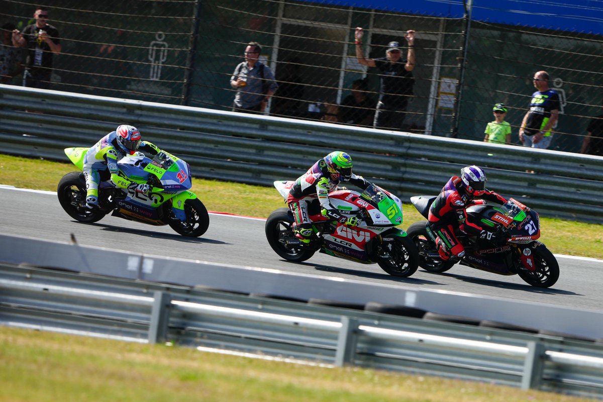 MotoEofficial's tweet image. 🔙🇳🇱 @DomiAegerter77 extended his 2022 #MotoE World Cup points lead by winning an all-time thriller in Race 1 at the Motul TT Assen!

The Swiss nearly crashed at the final lap, but finally managed to end the race ahead of @ericgranado and Casadei! ⚡

#2022recap