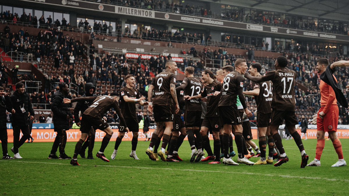 FC St. Pauli are making waves in the Second Bundesliga right now.

The anti-establishment punk-outfit are on a historic 10-match winning streak with the youngest manager in European football at the helm.

This is their story!

++ THREAD EDITION ++ 🧵