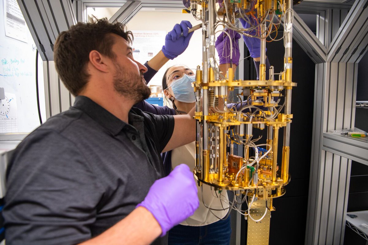 b0yle's tweet photo. Happy #WorldQuantumDay! Tech leaders size up what it'll take to turn the Pacific Northwest into a #QuantumValley: https://t.co/PGeI8tQY06 H/T @PNNLab @AzureQuantum @awscloud @UW @UWQuantumX @IonQ_Inc @SlatterVandana #NWQuantum https://t.co/PHE3NWQ49a