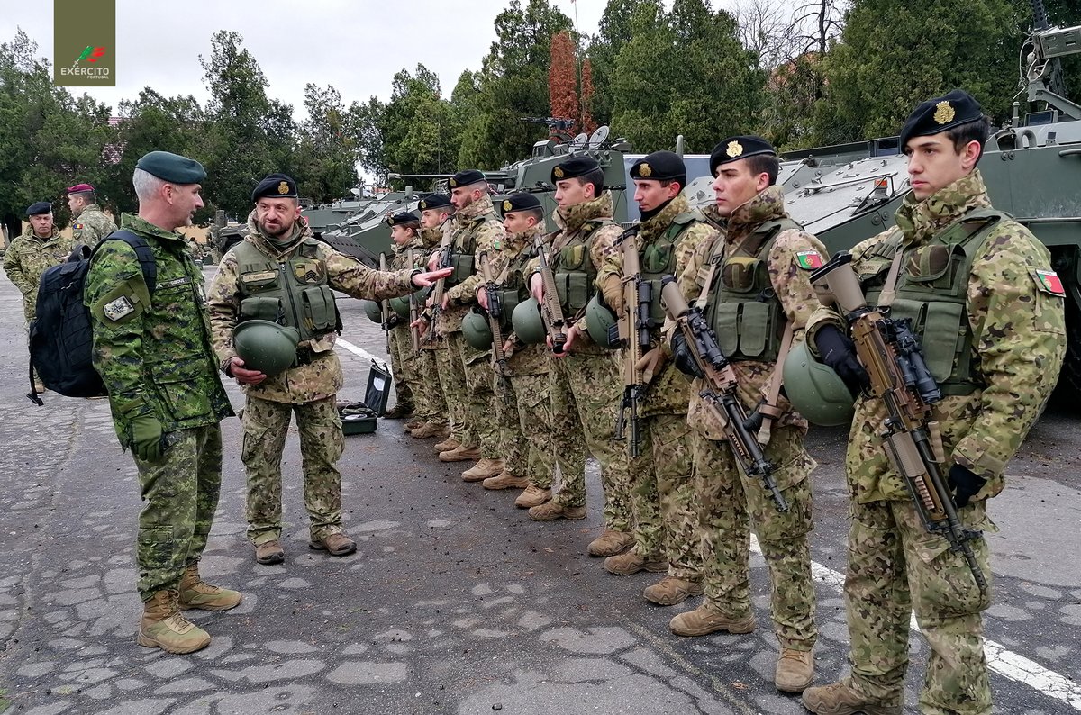 Exercito_pt's tweet photo. A 2.ª Força Nacional Destacada na Roménia recebeu a visita do Adjunto do Comandante do "Multinational Corps South East".🇵🇹🇲🇰🇷🇴
➡️https://t.co/n6Gqny9tiV
#ExércitoPortuguês #2FNDROU #NATO @defesa_pt @EMGFA_RP @ForteleTerestre @ARM_mil_mk @eu_eeas @DelPortugalNATO @NATO https://t.co/V8uib4meVt